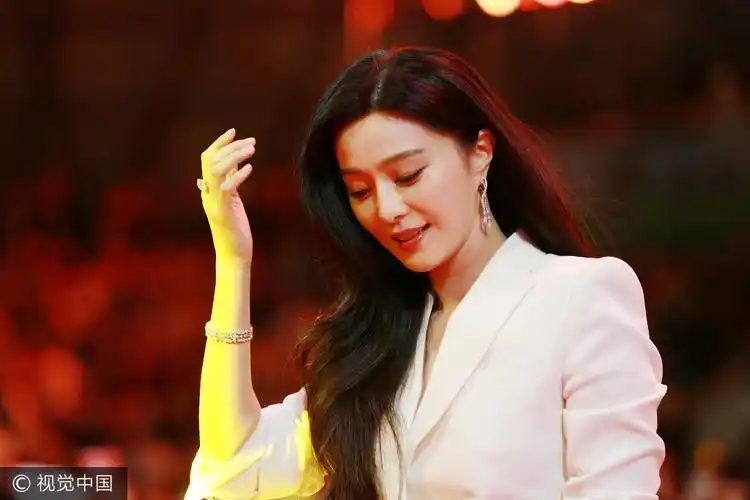 第31届金鸡百花颁奖现场 冯小刚邓超兴奋捧奖杯