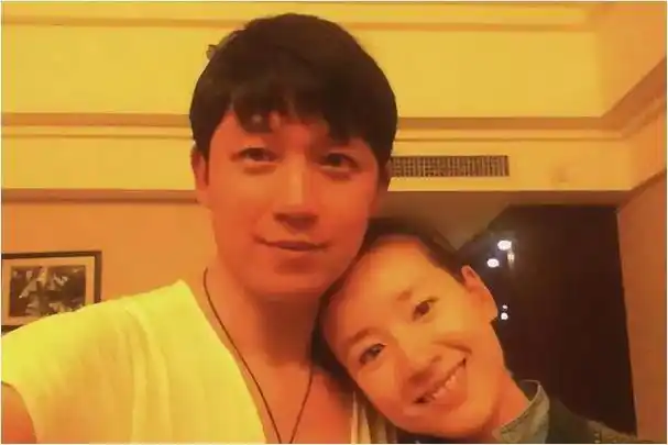 潘粤明与董洁离婚后,与儿子11年未见,如今和解重聚