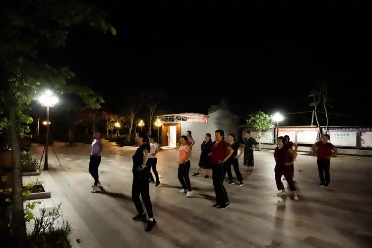 图3:村民在路灯下跳广场舞(1).jpg