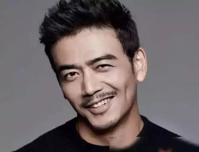 卷发打扮邋里邋遢,"油腻大叔"化身"邋遢大叔"?_明星_形象_照片