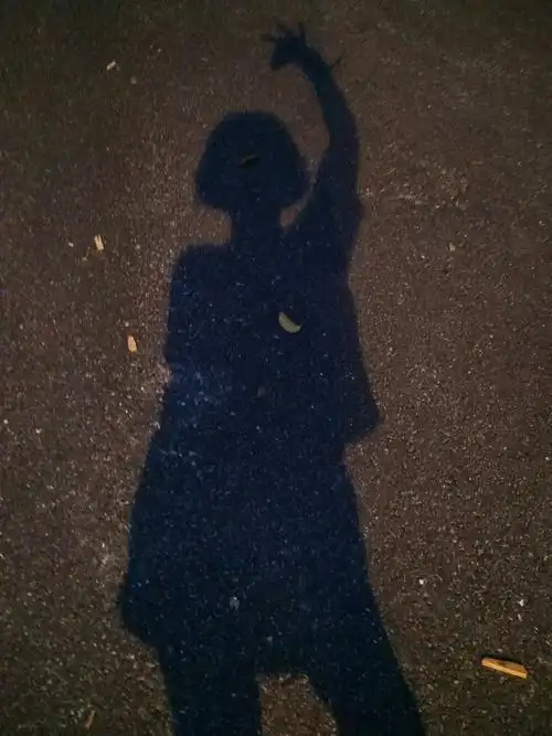 不经意间,地上的影子成了取景的好素材.赏月却没有那种情怀.