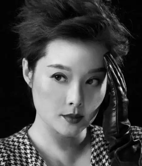 袁立微博再晒年轻照片,被粉丝感慨:或许她才是中国版赫本_网易订阅