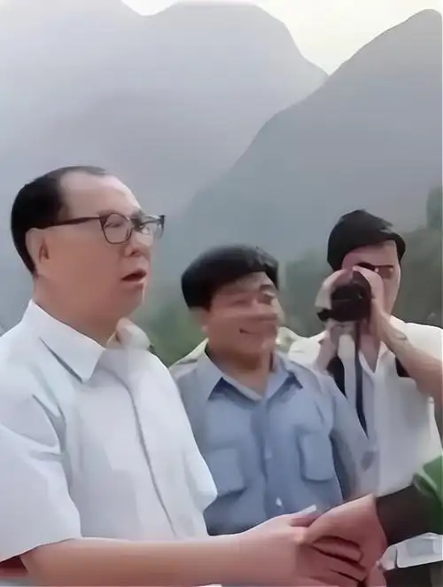 解放军原总参谋长,开国上将杨成武,接见关羽时的一张