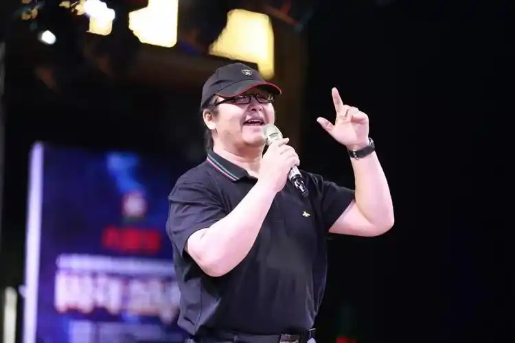 龙,国家一级演员,毕业于中国音乐学院,被称为中国刘欢模仿秀第一人