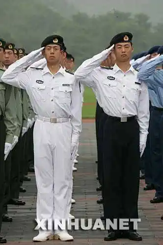 这是海军军官长袖夏常服.新华社记者王建民摄