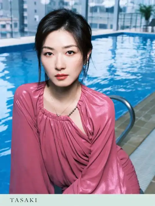 演员万茜佩戴tasakibalancecross中国七夕