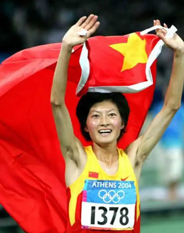 员是王军霞,她在1993年的时候,在世界田径锦标赛上获得10000米金牌