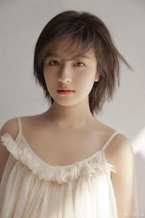 李兰迪穿纯白吊带长裙皮肤白皙 笑容灿烂氧气感满满_明星报道-宏远