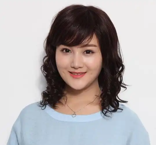 58岁的关之琳,单看发型就美的独特,50岁之后要远离这几种发型