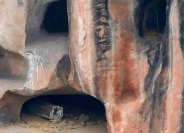 1989年乐山大佛胸口发现一密室,曾被盗墓贼光顾,只留下一块石碑