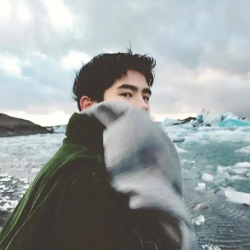 刘昊然instagram晒出的冰岛文艺照,冰天雪地间帅气的精灵