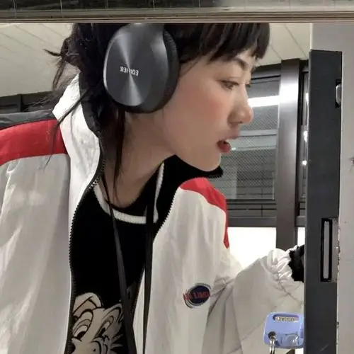 美女酱戴耳机听歌的头像