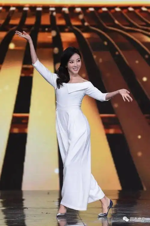 李思思回归主持《回声嘹亮》,首秀是给傅琰东变魔术"当托儿"?