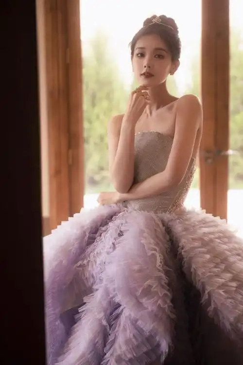 总的来说,李一桐微博之夜的造型非常完美,五米长裙让她看起来就像一个