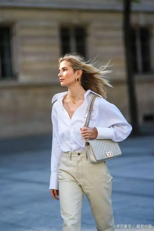 时尚街拍:白衬衫搭配休闲裤 简约迷人