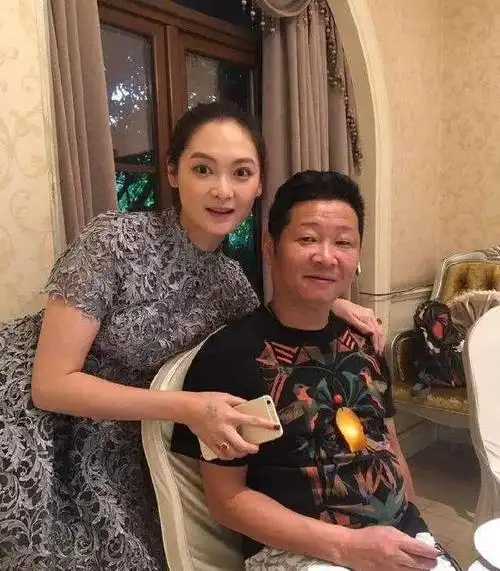 "三德子"赵亮娶了小15岁模特,回乡养土鸡赚钱,成人生赢家