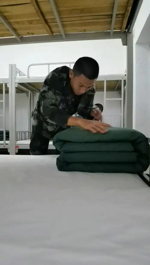 军旅道路第一步,从叠好第一床被子开始.