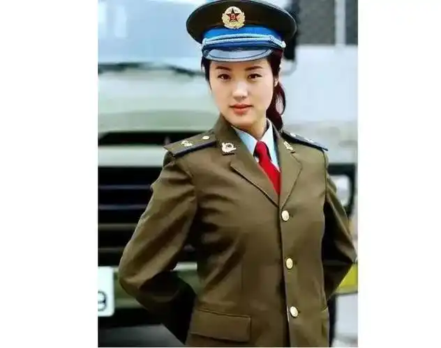 1992年,一名女军人穿着军装的留影,那时女孩入伍很难尤其政审_网易