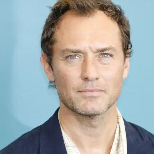 裘德洛26岁儿子像憨憨,穿衬衫只扣一颗扣,肚子上的肥肉有三层!