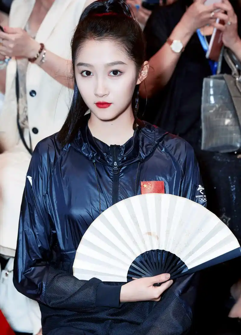关晓彤安踏体育 全球代言人@关晓彤 身着新品运动服亮相北京冬奥会