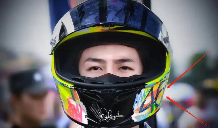 王一博备赛摩托车现场曝光雨天骑车挑战雨胎换头盔号码也变了