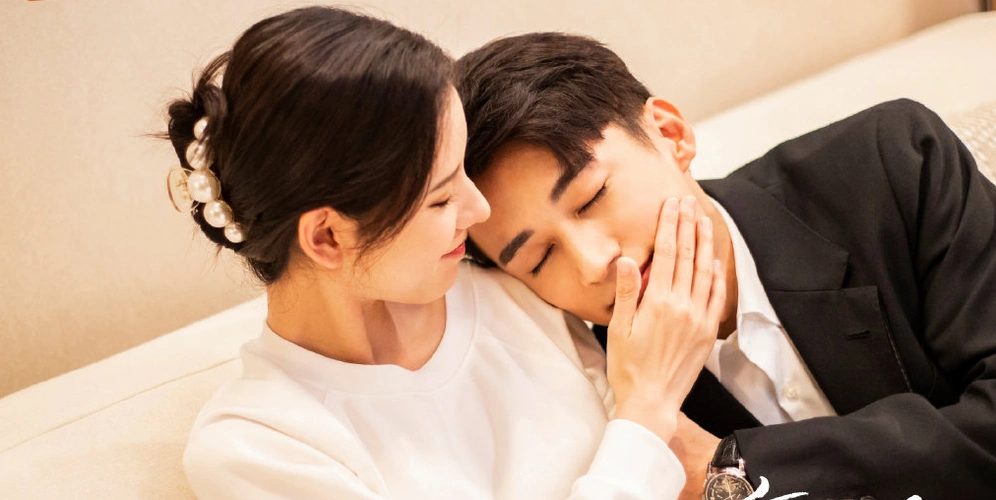 张予曦刘学义一起吃饭被拍男方还为女方剥虾曾发文否认恋情