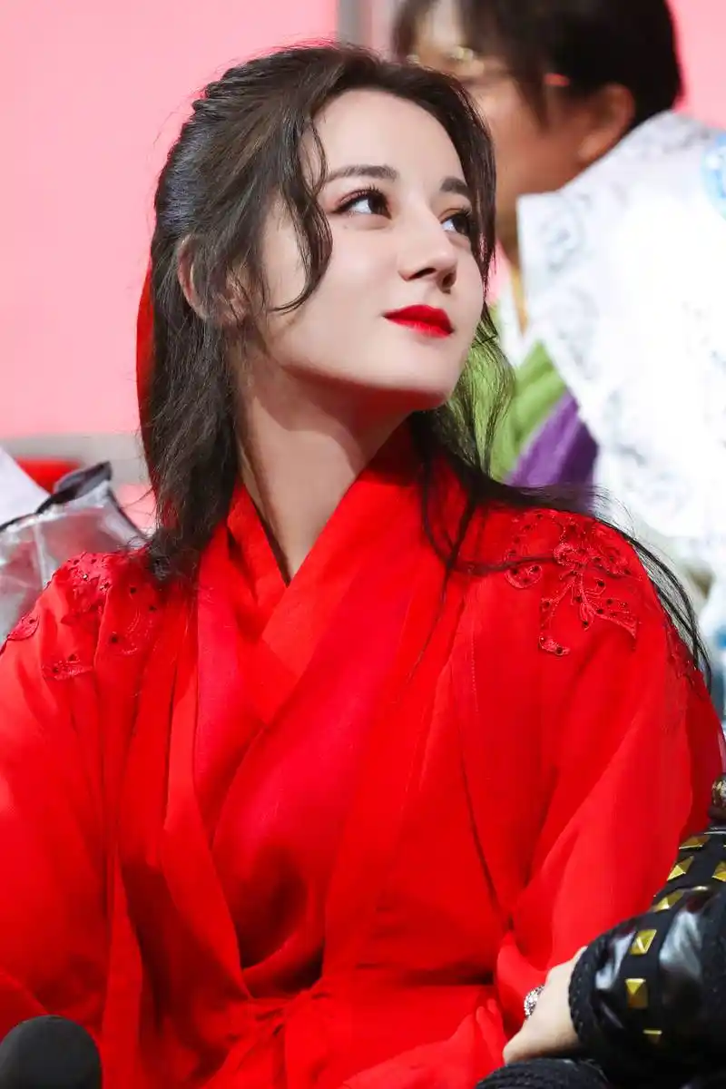 迪丽热巴快本高清图,红色衣服太美艳了