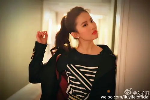 侧颜美炸的刘亦菲一转过脸我就吓哭了