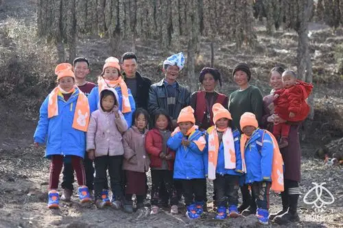 大凉山孩子冬天穿凉鞋,腾讯爱心网友让他们穿上温暖新衣