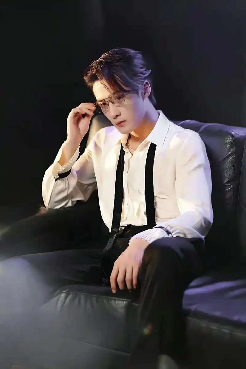 内娱男明星们戴眼镜都好绝!#内娱男明星的眼镜杀#檀健次罗云熙 - 抖音