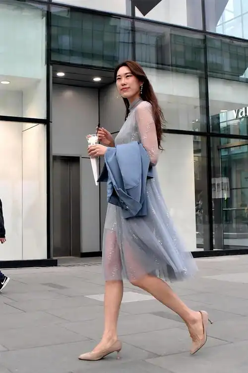 透视连衣裙搭配一双尖头细高跟,太适合春季穿搭啦!