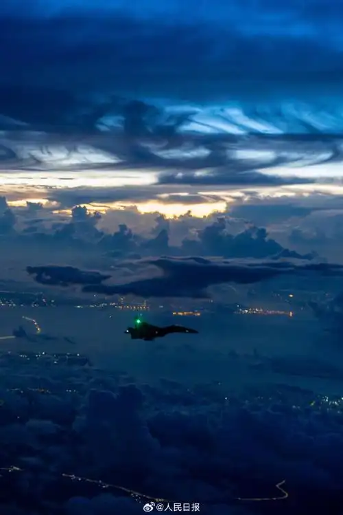 战机飞行员拍下破晓时分绝美天空