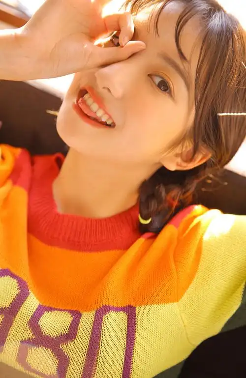 俏皮美少女可爱居家写真图片