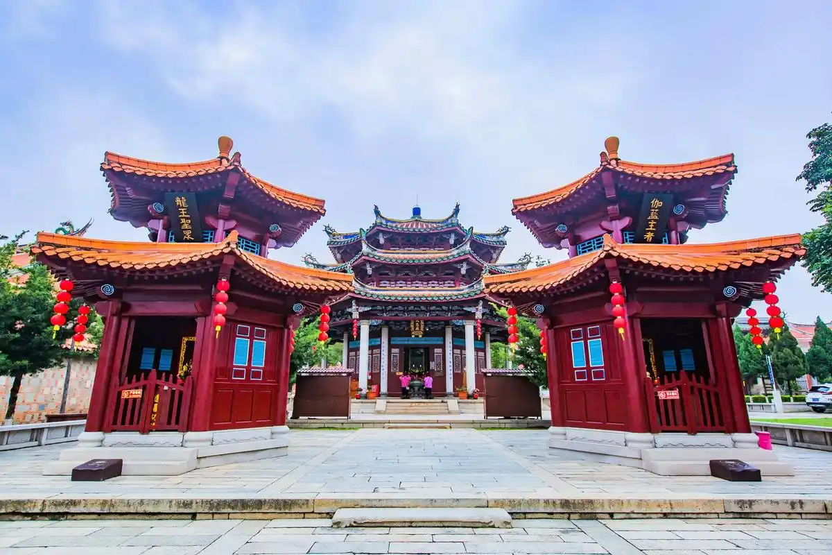 泉州有一座承天寺,是闹市中难得的园林缘地,深受游客们的喜爱