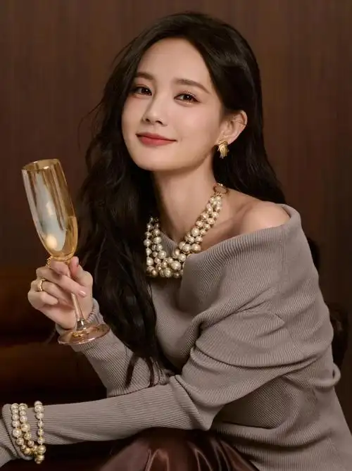 时尚品味满分!李一桐新年写真融合中国风,展现无法无天之美!