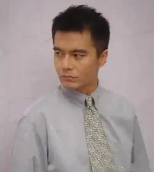 妻子查出了癌症.20出头的时候,许亚军就遇到了第一任妻子