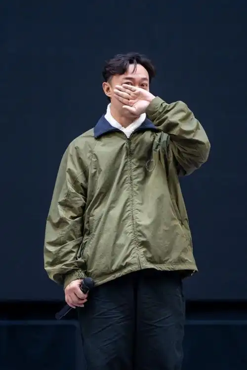 陈奕迅身体不适突然宣布取消演唱会,开场前上台鞠躬哭着向歌迷道歉