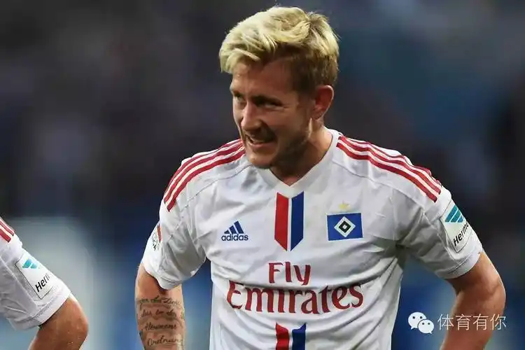 围观足坛球员发型,白色最潮广受青睐