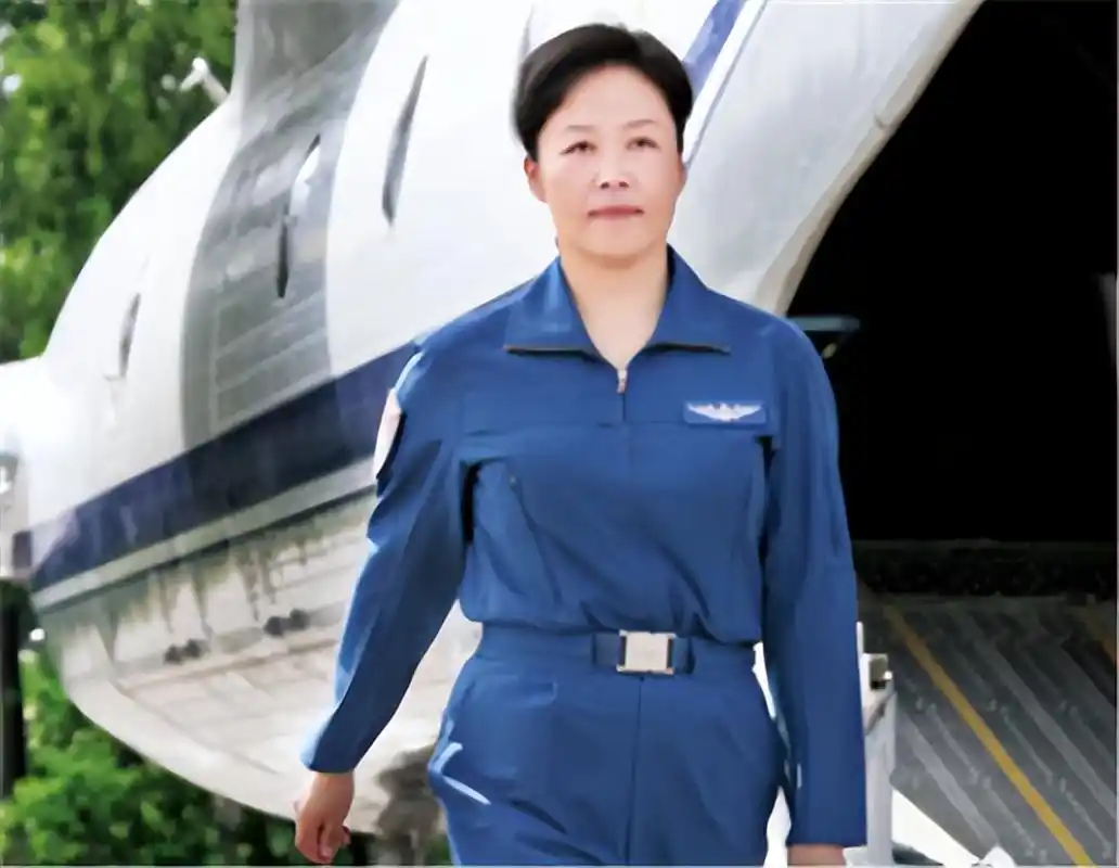 空军首位女师长,18岁入伍,53岁升少将,现在在东部战区服役
