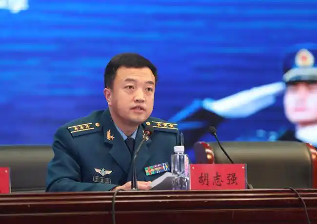 空军招飞局济南选拔中心胡志强上校宣读表彰决定