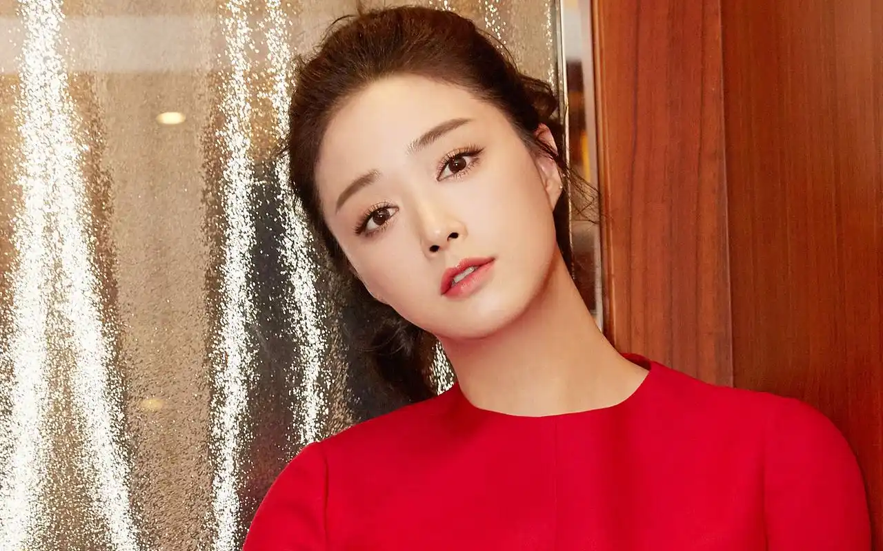 蒋欣红衣时尚唯美高清图片桌面壁纸