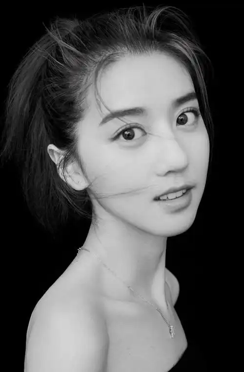 李凯馨性感黑白写真图片_明星_美桌网