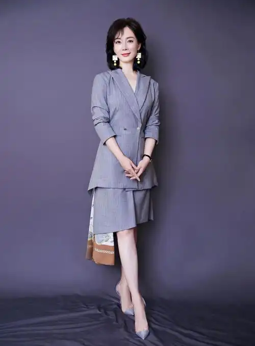 46岁陈数换了齐肩卷发年轻10岁,穿西装 半身裙,美得像换了个人|陈数|