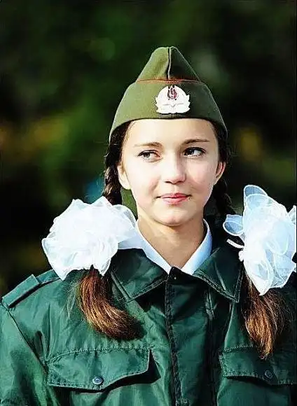 组图:不逊明星!实拍俄罗斯美丽小女兵