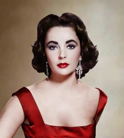 伊丽莎白·泰勒,好莱坞传奇女星,她的盛世美颜令人难忘,那一双紫色