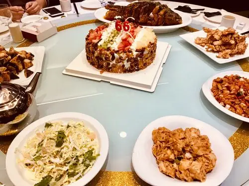 我们在万达金春禧大酒店举行生日宴会.隆重,喜庆.