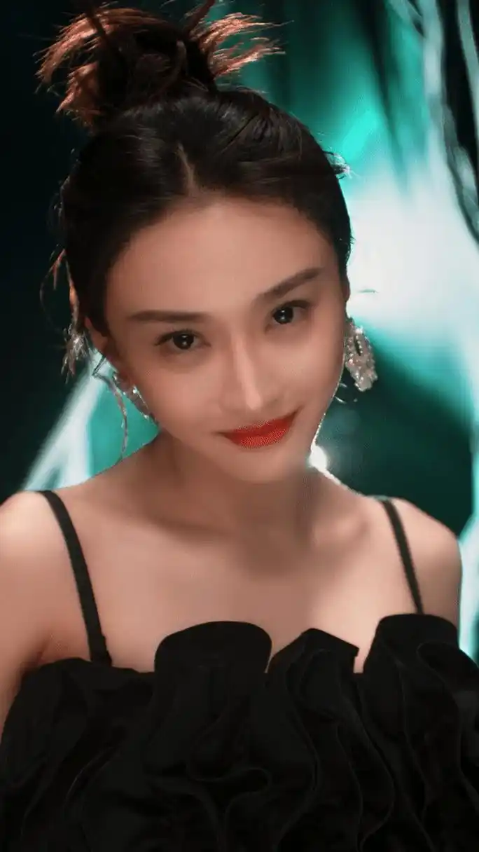 这位女歌手的身材简直是一道绝美的风景线!