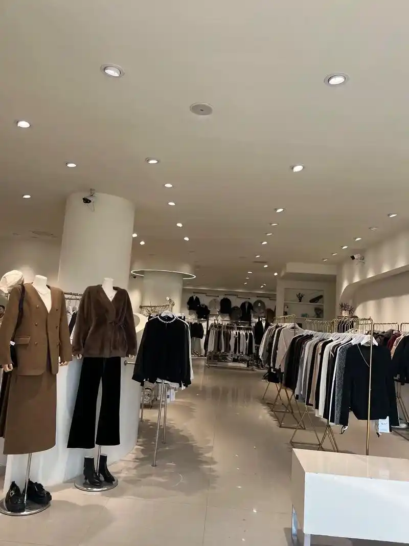 同城好店推荐#实体女装店 #服装人加油未来会更好 今天是大 - 抖音