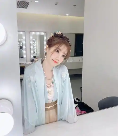 冯提莫身穿旗袍身材波涛汹涌网友评论昔日少女终于长大了