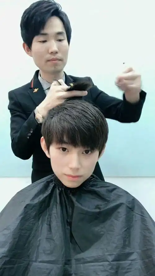 锅盖头发型给人一种别致的清新感,不需要烫染一样帅气十足